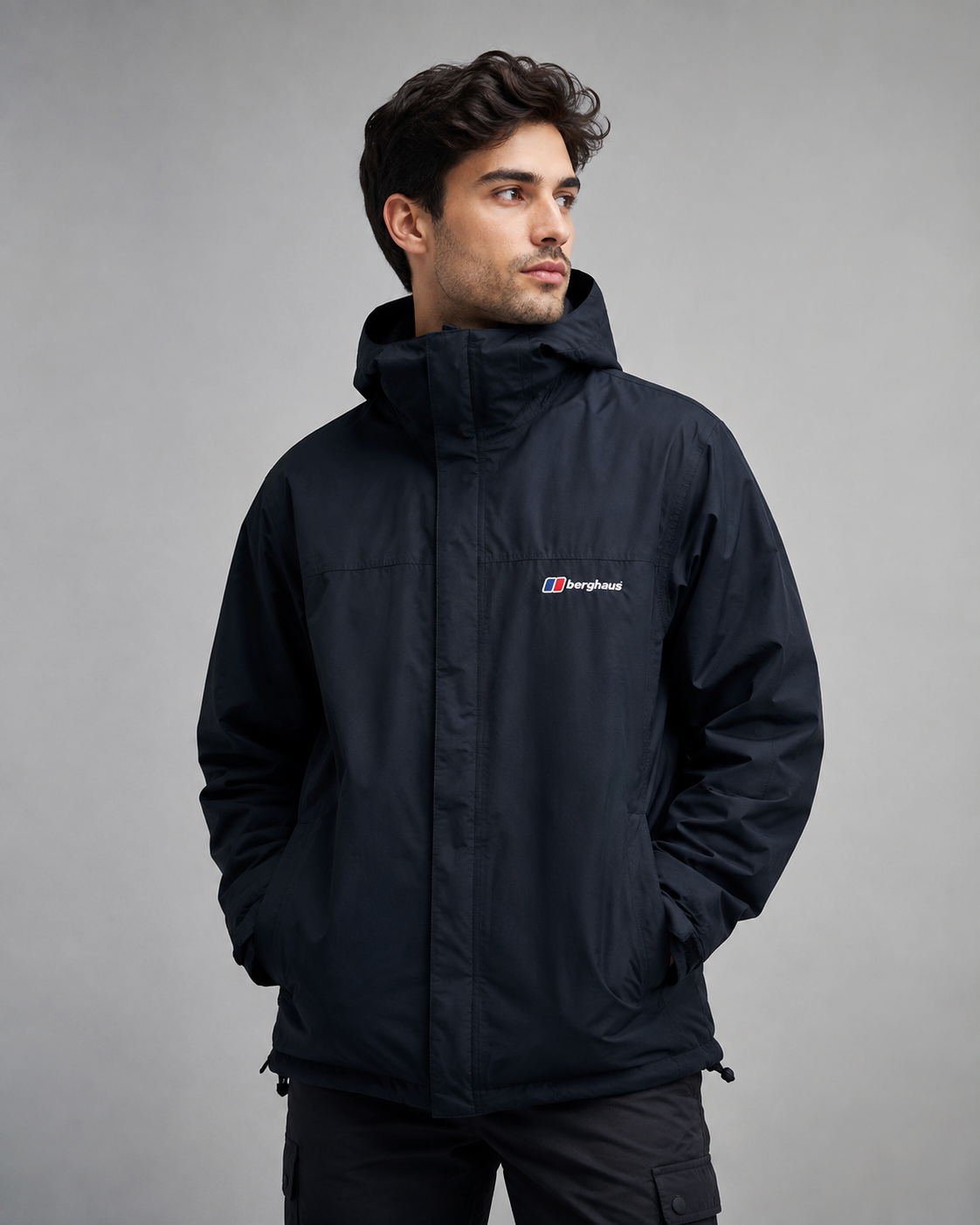  Berghaus Men’s Waterproof Hooded Jacket in Navy/Black, UK XXL. Featuring a hood, storm flap, adjustable cuffs, side pockets and outdoor-inspired styling.