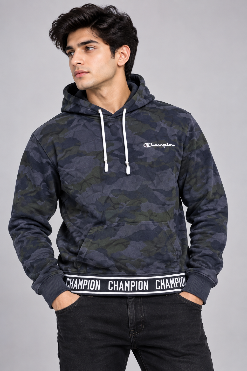  Champion men’s camouflage pullover hoodie in UK Size L. Features a hood, kangaroo pocket and signature Champion branding. Stylish everyday wear.