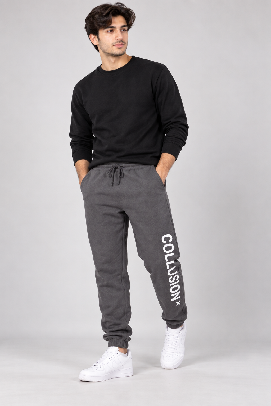  COLLUSION men’s charcoal grey logo joggers in UK Size XS. Comfortable drawstring waist, tapered legs and cuffed ankles for everyday casual wear.