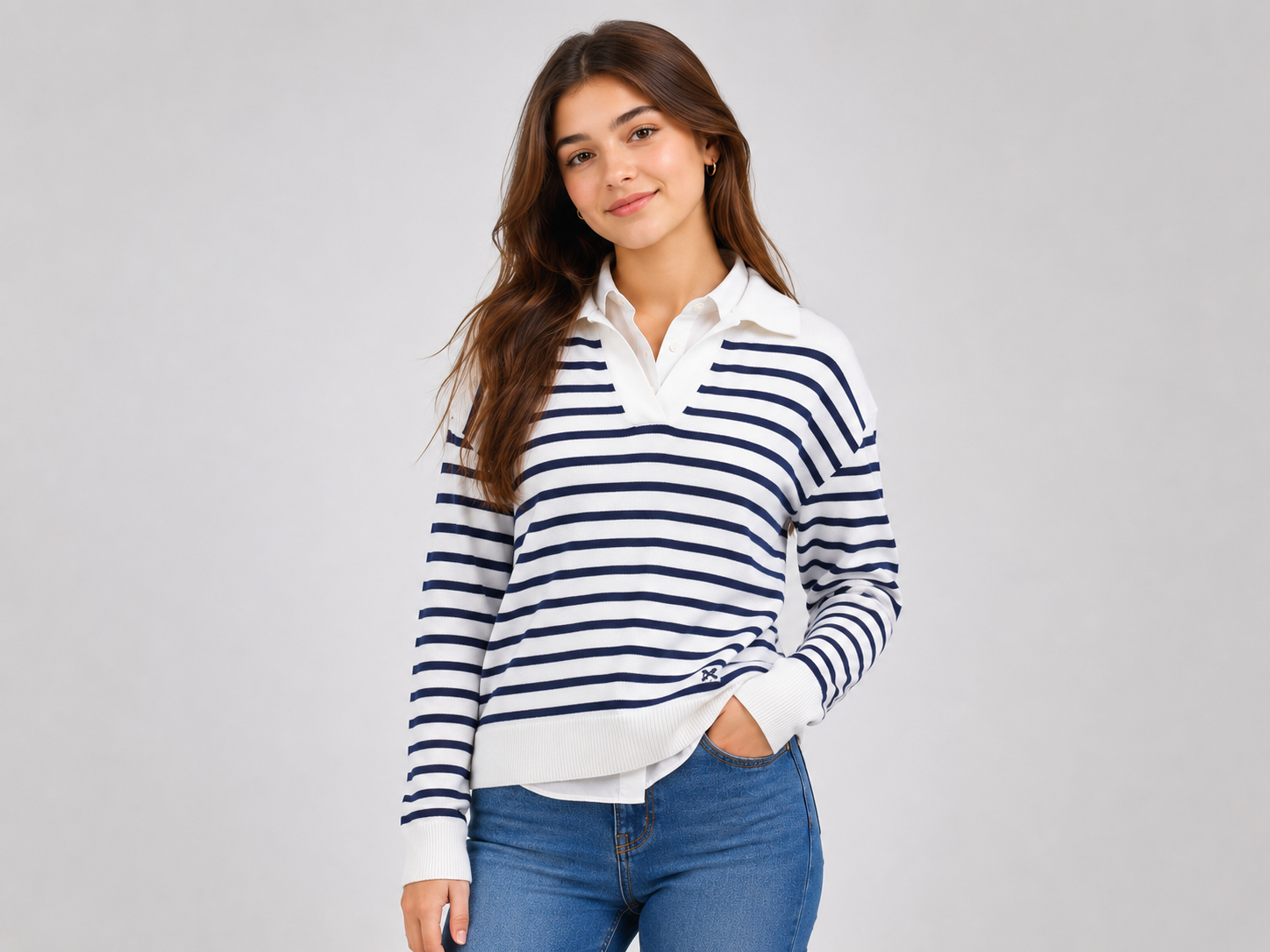  Crew Clothing girls’ white and navy striped knit sweater in UK Size 10. Classic long-sleeve design with a smart collar, perfect for casual and everyday outfits.