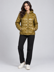Shop the H&M women’s olive metallic hooded puffer jacket in UK XL, featuring quilted styling, a full front zip and zipped side pockets.