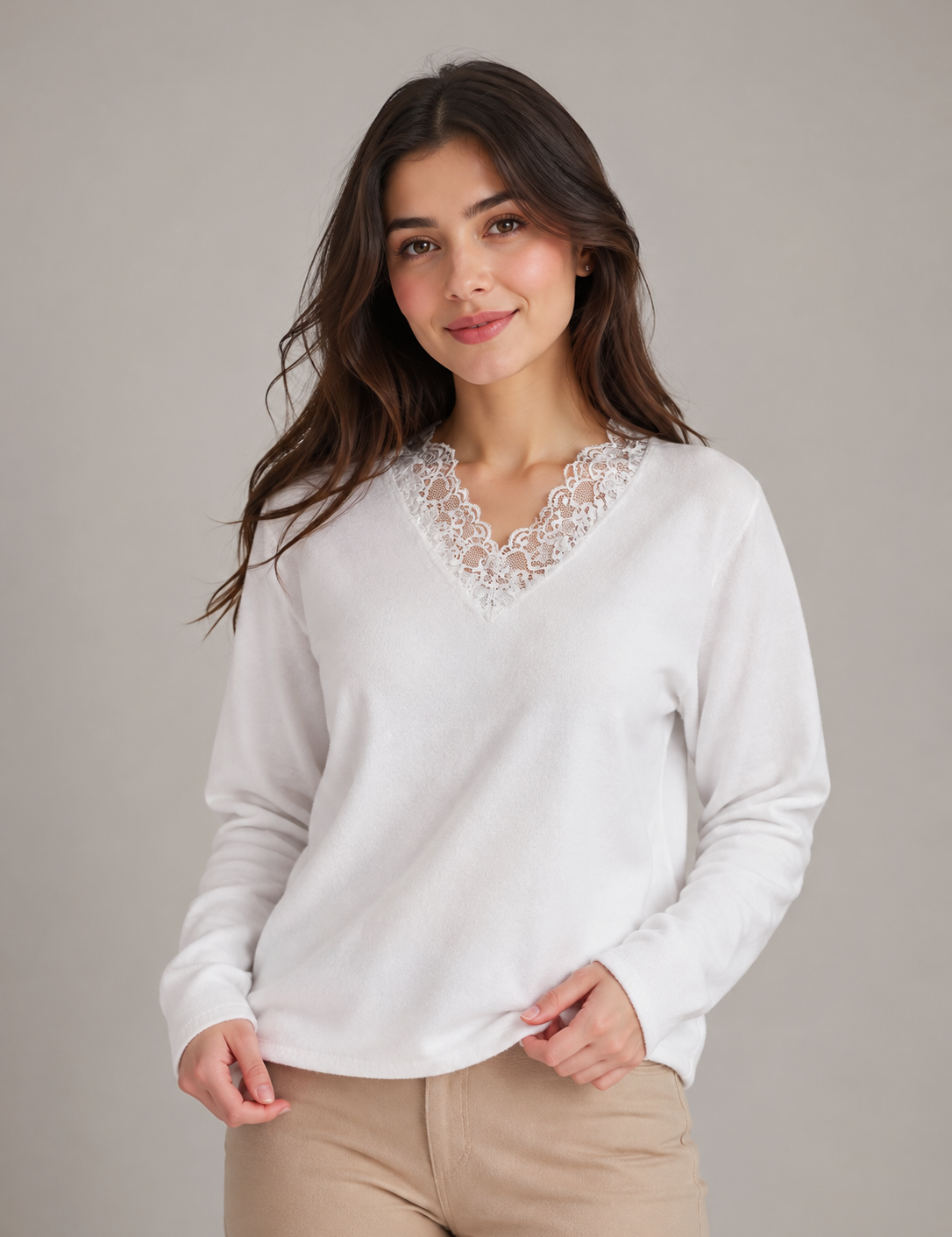  H&M women’s white lace V-neck long sleeve top in UK Size S. A stylish and versatile everyday top with elegant lace neckline detail.