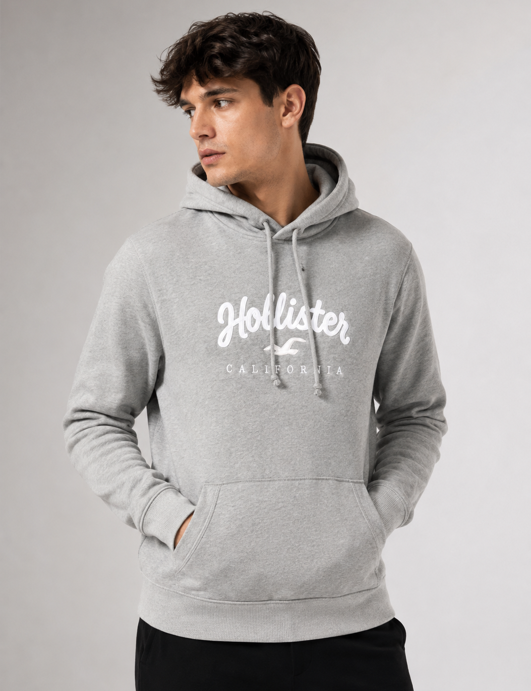  Hollister men’s grey California logo hoodie featuring a classic pullover design, drawstring hood and kangaroo pocket. Perfect for casual everyday wear.