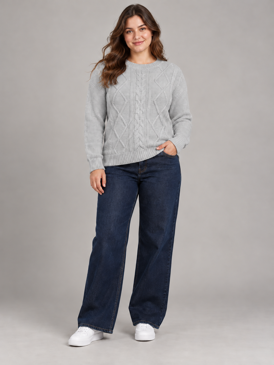 KNIT WEAR women’s silver grey cable knit jumper in UK XXL. Classic crew neck, long sleeves and ribbed trims. Chest 23”, length 23”.