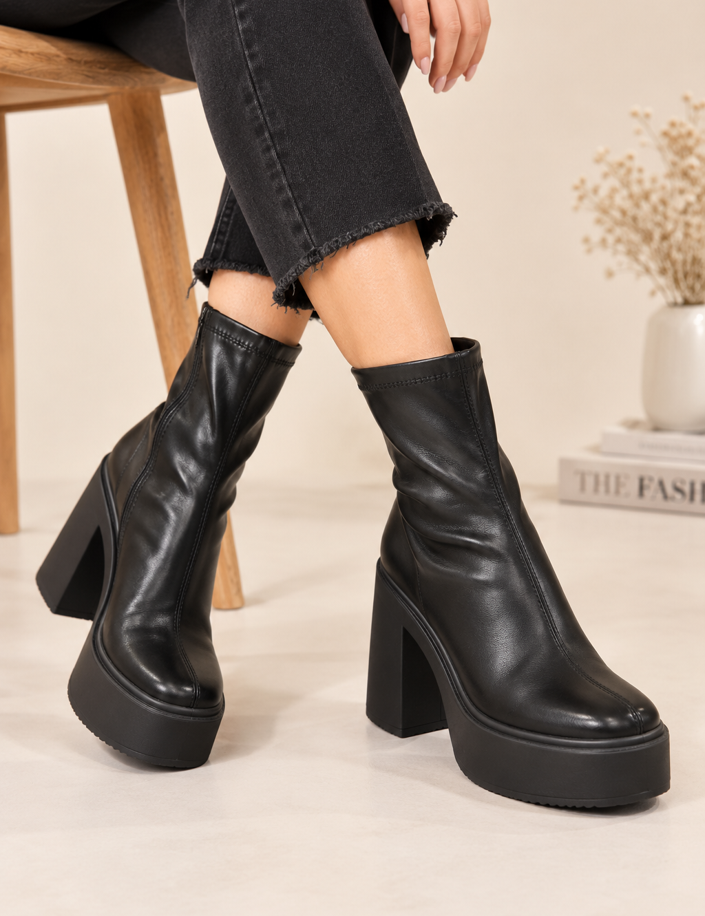  Leather Boots women’s black platform ankle boots in UK Size 40. Stylish chunky sole and block heel design, ideal for casual and party wear.