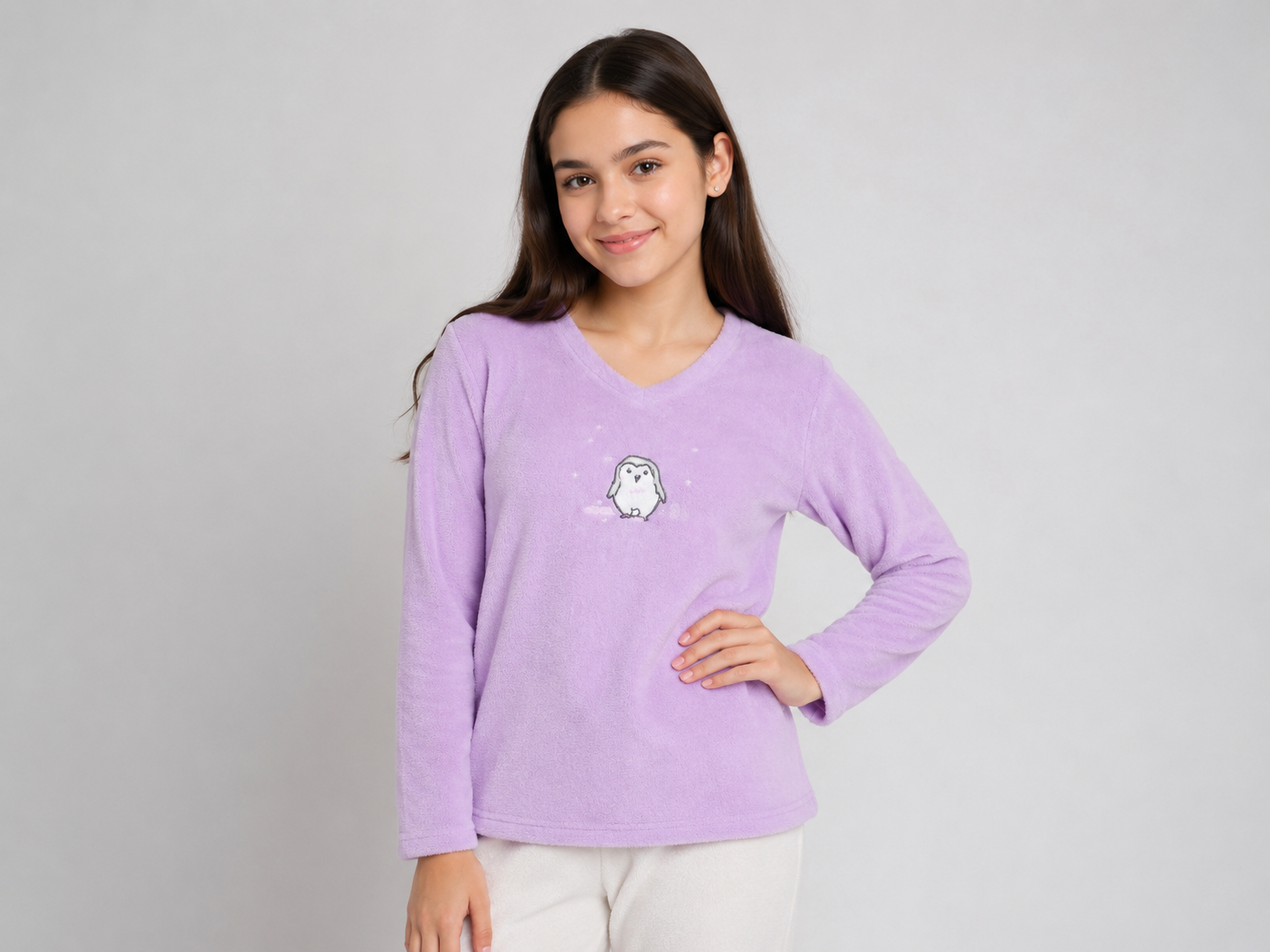  Love to Lounge girls’ lilac purple fleece V-neck top in UK XS, featuring long sleeves and a cute penguin print. Cozy, comfortable and ideal for lounging.