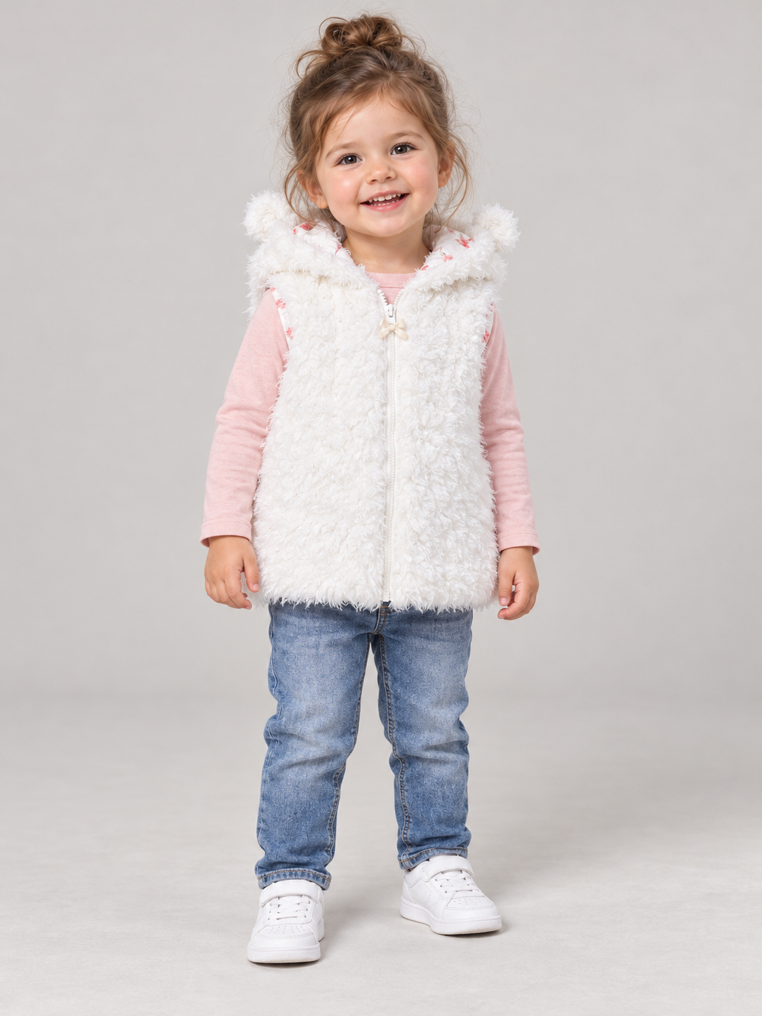  MINOTI girls’ white fluffy hooded gilet, age 2–3 years. Cute ear details, floral lining and a zip front make it ideal for cosy layering.