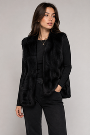 NEW LOOK Women’s Long Black Faux Fur Gilet in UK Size 20. A stylish longline sleeveless vest with a soft faux-fur finish, perfect for layering.