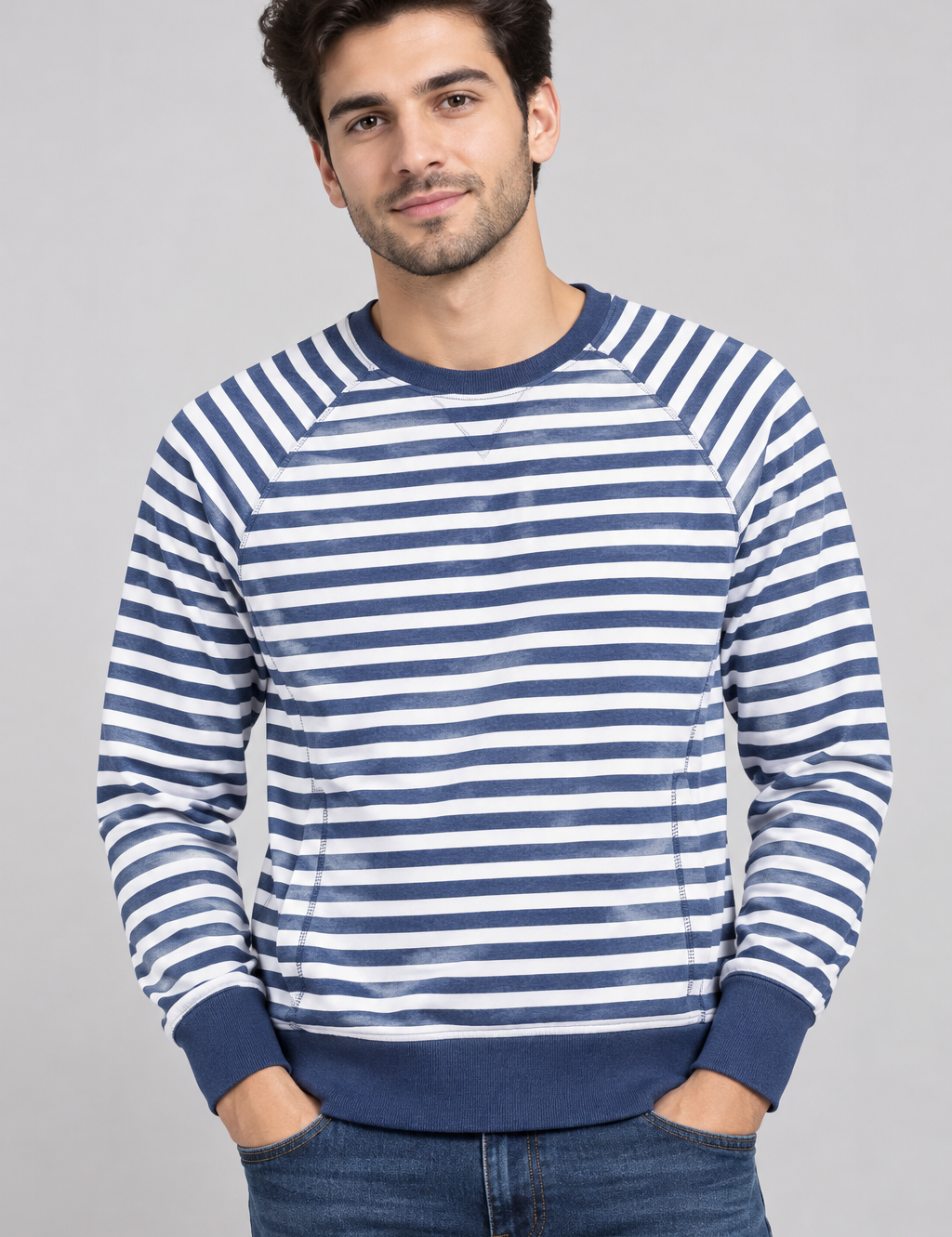 men’s navy blue and white striped sweatshirt in UK XL. Classic crew neck, long sleeves and comfortable casual design, perfect for everyday styling.