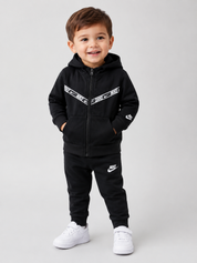  NIKE Kids Black Hooded Zip-Up Jacket in UK Size 2-3 Years. Stylish black design with hood, full zip, pockets and signature Nike detailing. Perfect for everyday wear.
