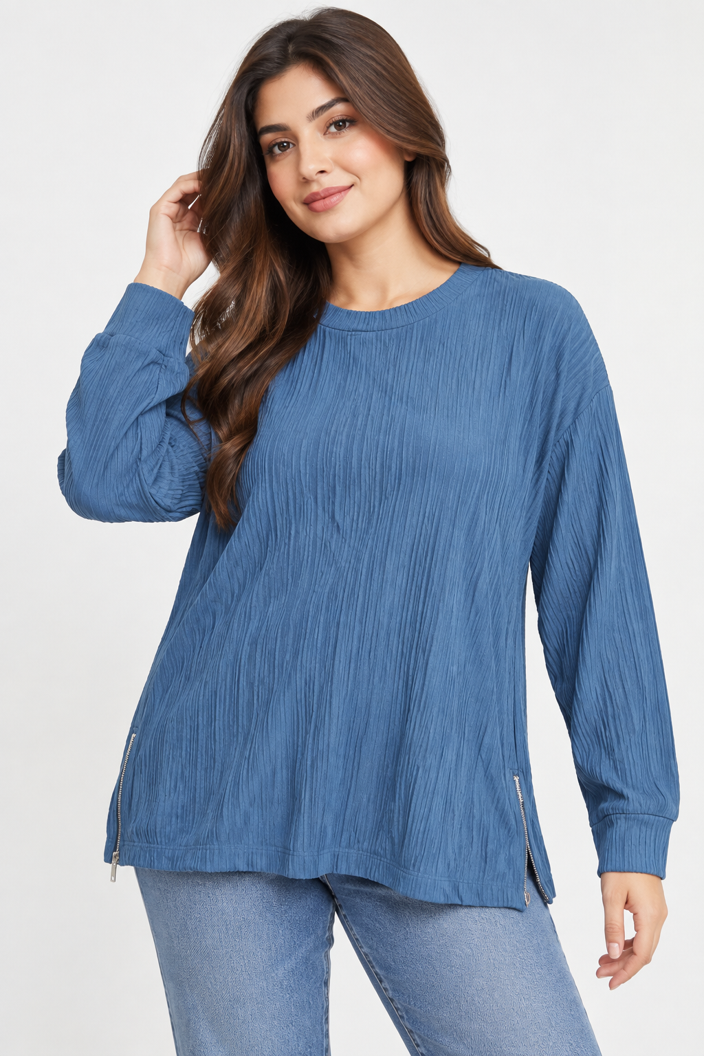  Nutmeg women’s blue textured long sleeve top in UK Size 16. Features a relaxed fit, crew neck and stylish side zip details.