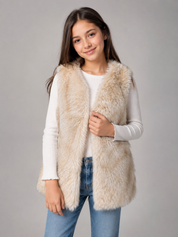 PRIMARK Girls Cream Faux Fur Gilet in UK 13–14 Years. Soft shaggy faux fur, stylish sleeveless design and a cosy layer for autumn and winter outfits.