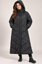  Primark women’s black long hooded puffer coat in UK Size 2XL. A warm, quilted longline winter jacket with padded construction and side pockets.