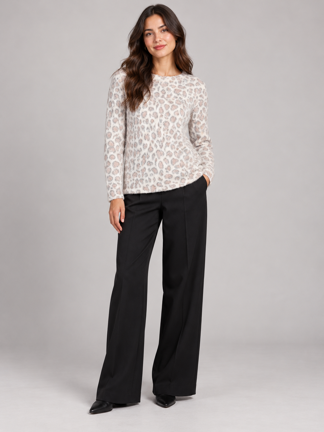 PRIMARK women’s fluffy leopard print jumper in ivory, UK XL. A crew neck and long sleeves make it easy to style with jeans or tailored trousers.