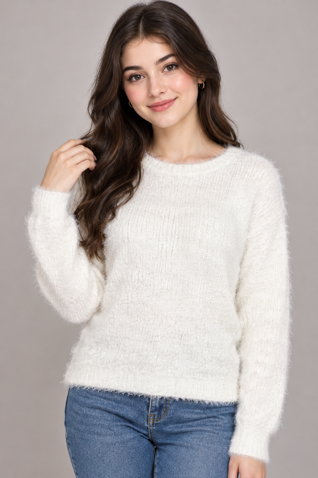 Select ivory white fuzzy knit jumper in UK XS. Soft textured finish, long sleeves and classic crew neck make it perfect for stylish everyday and winter outfits.