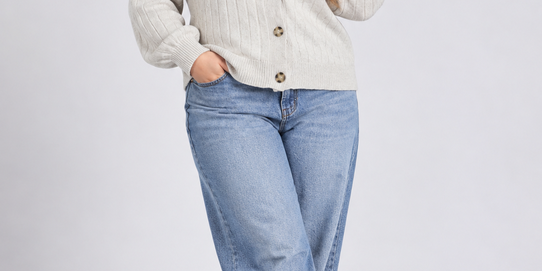STRADIVARIUS women's cream ribbed knit cropped cardigan in UK 3XL. V-neck, button front, chest 23", length 18". Stylish everyday knitwear.