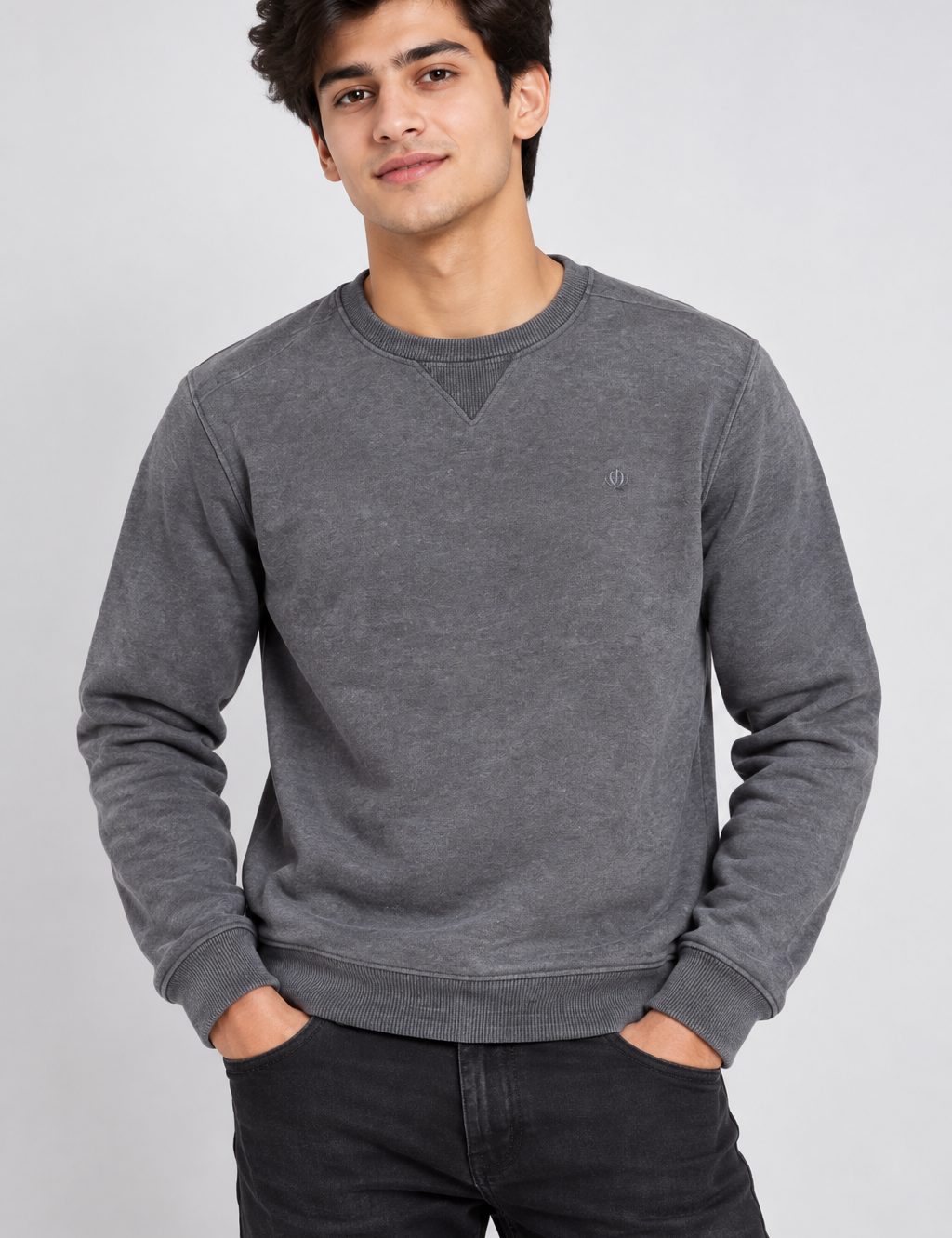this FAT FACE men’s charcoal grey crew neck sweatshirt in UK Size M, featuring long sleeves, ribbed trims and a stylish washed finish. Ideal for casual everyday wear.