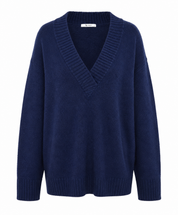TU Women navy blue V-neck knit sweater in UK size XL. Relaxed oversized fit with ribbed detailing, long sleeves and versatile styling for winter and casual wear.